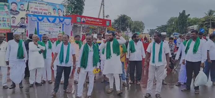 ನಮ್ಮ ನೀರು ನಮ್ಮ ಹಕ್ಕು ಎಂಬ ಬೃಹತ್ ಪ್ರತಿಭಟನೆ ನಮ್ಮ ನೀರು ನಮ್ಮ ಹಕ್ಕು ಎಂಬ ಬೃಹತ್ ಪ್ರತಿಭಟನೆ