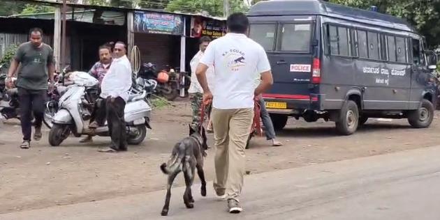 ಪೊಲೀಸ್ ಠಾಣೆ ಎದುರೆ ಕಳ್ಳರ ಕೈ ಚಳಕ, ದೇವರ ಹುಂಡಿ ಕದ್ದ ಖದಿಮರು ಪೊಲೀಸ್ ಠಾಣೆ ಎದುರೆ ಕಳ್ಳರ ಕೈ ಚಳಕ, ದೇವರ ಹುಂಡಿ ಕದ್ದ ಖದಿಮರು