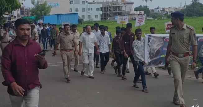 ಚಿಕ್ಕೋಡಿಯಲ್ಲಿ ಪೊಲೀಸರಿಂದ ಜಾಗೃತಿ ಜಾಥಾ ಚಿಕ್ಕೋಡಿಯಲ್ಲಿ ಪೊಲೀಸರಿಂದ ಜಾಗೃತಿ ಜಾಥಾ