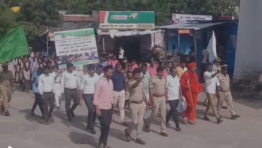 ಯುವಜನತೆ ಮೋಜಿಗಾಗಿ ಜೀವನ ಹಾಳುಮಾಡಿಕೊಳ್ಳಬೇಡಿ: ಕೊಟ್ಟರು ಶ್ರೀಗಳ ಸಲಹೆ ಯುವಜನತೆ ಮೋಜಿಗಾಗಿ ಜೀವನ ಹಾಳುಮಾಡಿಕೊಳ್ಳಬೇಡಿ: ಕೊಟ್ಟರು ಶ್ರೀಗಳ ಸಲಹೆ