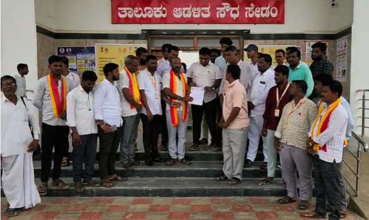 ಕೋಡ್ಲಾ ಗ್ರಾಮದ ಅಲ್ಪಸಂಖ್ಯಾತರ ಮುರಾರ್ಜಿ ವಸತಿ ಶಾಲೆಯ ಕುಂದು ಕೊರತೆಗಳು ಸರಿಪಡಿಸುವಂತೆ ಕರವೇ ಮನವಿ. ಕೋಡ್ಲಾ ಗ್ರಾಮದ ಅಲ್ಪಸಂಖ್ಯಾತರ ಮುರಾರ್ಜಿ ವಸತಿ ಶಾಲೆಯ ಕುಂದು ಕೊರತೆಗಳು ಸರಿಪಡಿಸುವಂತೆ ಕರವೇ ಮನವಿ.