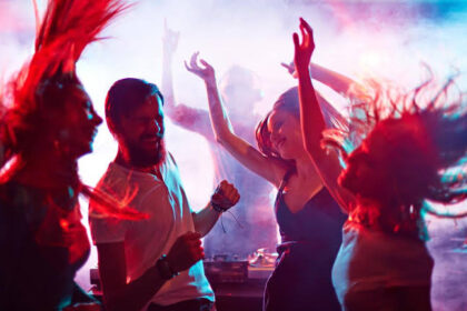 ಅಶ್ಲೀಲ ಬಟ್ಟೆ ಧರಿಸಿ ನೃತ್ಯ : ಡ್ಯಾನ್ಸ್ ಬಾರ್ ಗಳ ಮೇಲೆ ದಾಳಿ 