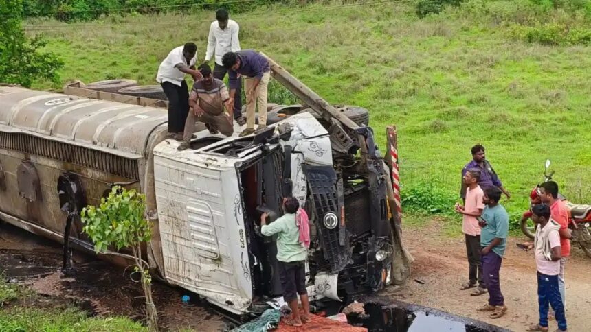 ಚನ್ನಮ್ಮನ ಕಿತ್ತೂರು: ಟ್ಯಾಂಕರ್ ಡಿಕ್ಕಿ ಹೊಡೆದು ಮೂವರು ಸ್ಥಳದಲ್ಲೇ ಸಾವು ಚನ್ನಮ್ಮನ ಕಿತ್ತೂರು: ಟ್ಯಾಂಕರ್ ಡಿಕ್ಕಿ ಹೊಡೆದು ಮೂವರು ಸ್ಥಳದಲ್ಲೇ ಸಾವು