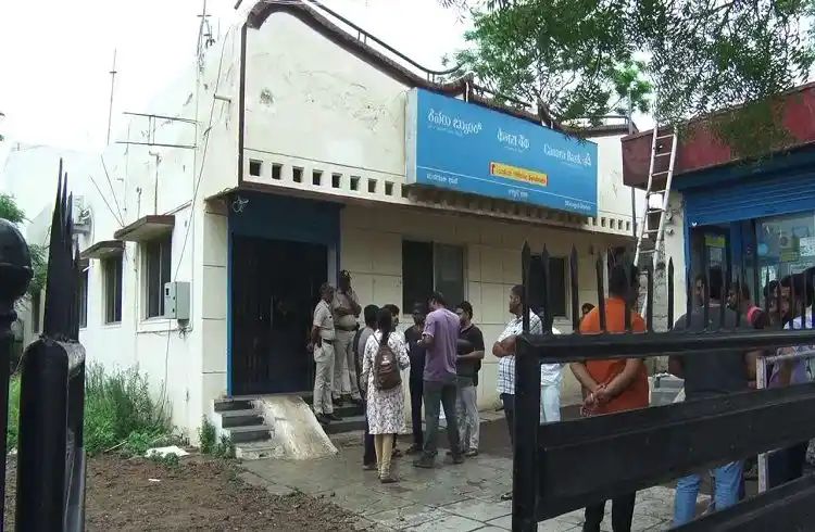 ಅತಿ ದೊಡ್ಡ ದರೋಡೆ : ಕೆನರಾ ಬ್ಯಾಂಕ್’ನ 53 ಕೋಟಿ ರೂ. ಮೊತ್ತದ ಚಿನ್ನಾಭರಣ ಲೂಟಿ ಅತಿ ದೊಡ್ಡ ದರೋಡೆ : ಕೆನರಾ ಬ್ಯಾಂಕ್’ನ 53 ಕೋಟಿ ರೂ. ಮೊತ್ತದ ಚಿನ್ನಾಭರಣ ಲೂಟಿ