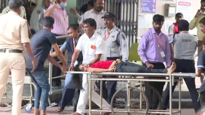 ಬೆಂಗಳೂರು ಕಾಲ್ತುಳಿತ : ಮೃತಪಟ್ಟ ಕುಟುಂಬಗಳಿಗೆ 10 ಲಕ್ಷ ರೂ. ಪರಿಹಾರ ಬೆಂಗಳೂರು ಕಾಲ್ತುಳಿತ : ಮೃತಪಟ್ಟ ಕುಟುಂಬಗಳಿಗೆ 10 ಲಕ್ಷ ರೂ. ಪರಿಹಾರ