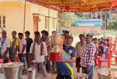 ಆರ್ಸಿಬಿ ಗೆದ್ದಿದ್ದಕ್ಕೆ ಇಡೀ ಊರಿಗೆ ಬಾಡೂಟ : ಮೃತರಿಗೆ ಶ್ರದ್ಧಾಂಜಲಿ ಆರ್ಸಿಬಿ ಗೆದ್ದಿದ್ದಕ್ಕೆ ಇಡೀ ಊರಿಗೆ ಬಾಡೂಟ : ಮೃತರಿಗೆ ಶ್ರದ್ಧಾಂಜಲಿ