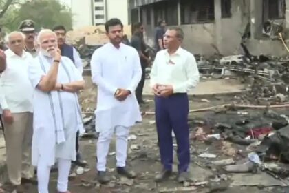 ಅಹಮದಾಬಾದ್ ವಿಮಾನ ದುರಂತ : ಘಟನಾ ಸ್ಥಳಕ್ಕೆ ಪ್ರಧಾನಿ ಭೇಟಿ, ಪರಿಶೀಲನೆ 