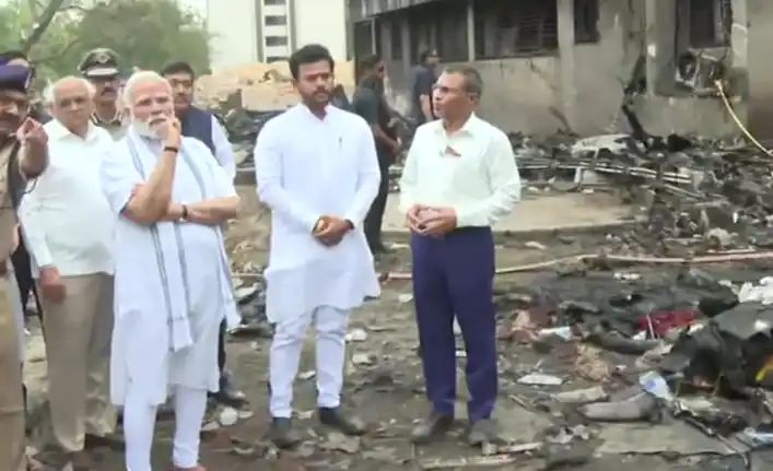 ಅಹಮದಾಬಾದ್ ವಿಮಾನ ದುರಂತ : ಘಟನಾ ಸ್ಥಳಕ್ಕೆ ಪ್ರಧಾನಿ ಭೇಟಿ, ಪರಿಶೀಲನೆ ಅಹಮದಾಬಾದ್ ವಿಮಾನ ದುರಂತ : ಘಟನಾ ಸ್ಥಳಕ್ಕೆ ಪ್ರಧಾನಿ ಭೇಟಿ, ಪರಿಶೀಲನೆ