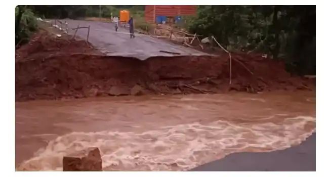 ಧಾರಾಕಾರ ಮಳೆ : ಗೋವಾ – ಬೆಳಗಾವಿ ಸಂಪರ್ಕ ಸೇತುವೆ ಕುಸಿತ ಧಾರಾಕಾರ ಮಳೆ : ಗೋವಾ – ಬೆಳಗಾವಿ ಸಂಪರ್ಕ ಸೇತುವೆ ಕುಸಿತ