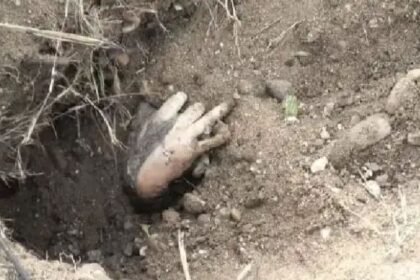 ಭೂಮಿಯಿಂದ ಹೊರಬಂದ ಮಹಿಳೆಯ ಶವದ ಮುಂಗೈ : ವಾಮಾಚಾರ ಶಂಕೆ