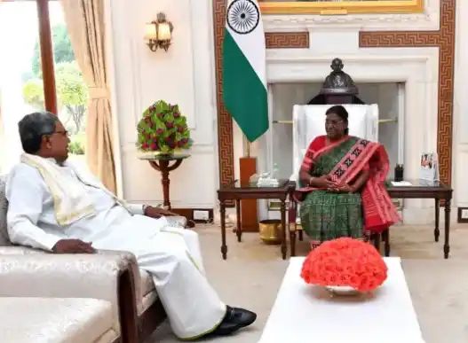 ರಾಷ್ಟ್ರಪತಿ ಭೇಟಿಯಾದ ಸಿದ್ದರಾಮಯ್ಯ : 24 ವಿಧೇಯಕಗಳಿಗೆ ಅಂಕಿತ ಹಾಕುವಂತೆ ಮನವಿ 
