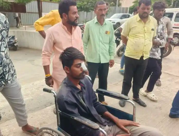 ಬೈಕ್ ನಲ್ಲಿ ಅನ್ಯಕೋಮಿನ ಡ್ರಾಪ್ ಕೊಟ್ಟಿದಕ್ಕೆ ಮಾರಣಾಂತಿಕ ಹಲ್ಲೆ ಬೈಕ್ ನಲ್ಲಿ ಅನ್ಯಕೋಮಿನ ಡ್ರಾಪ್ ಕೊಟ್ಟಿದಕ್ಕೆ ಮಾರಣಾಂತಿಕ ಹಲ್ಲೆ