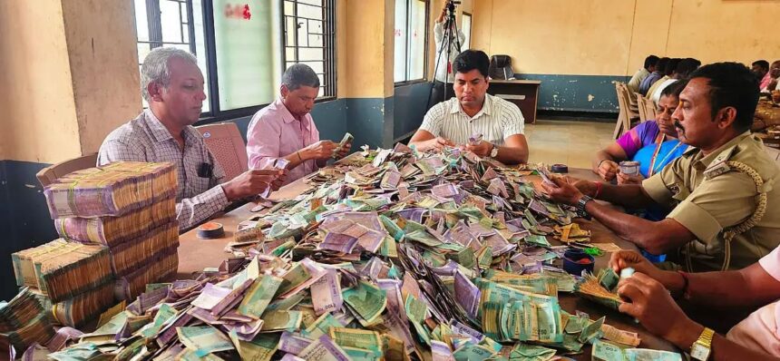 ಯಲ್ಲಮ್ಮ ದೇವಸ್ಥಾನದಲ್ಲಿ 1.04 ಕೋಟಿ ಮೊತ್ತದ ಕಾಣಿಕೆ ಸಂಗ್ರಹ ಯಲ್ಲಮ್ಮ ದೇವಸ್ಥಾನದಲ್ಲಿ 1.04 ಕೋಟಿ ಮೊತ್ತದ ಕಾಣಿಕೆ ಸಂಗ್ರಹ