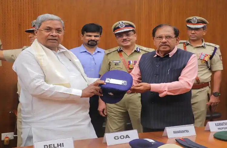 ರಾಜ್ಯ ಪೊಲೀಸ್ ಇಲಾಖೆಗೆ ತೆಲಂಗಾಣ ಮಾದರಿ ಟೋಪಿ : ಸಿಎಂ ಬಿಡುಗಡೆ ರಾಜ್ಯ ಪೊಲೀಸ್ ಇಲಾಖೆಗೆ ತೆಲಂಗಾಣ ಮಾದರಿ ಟೋಪಿ : ಸಿಎಂ ಬಿಡುಗಡೆ