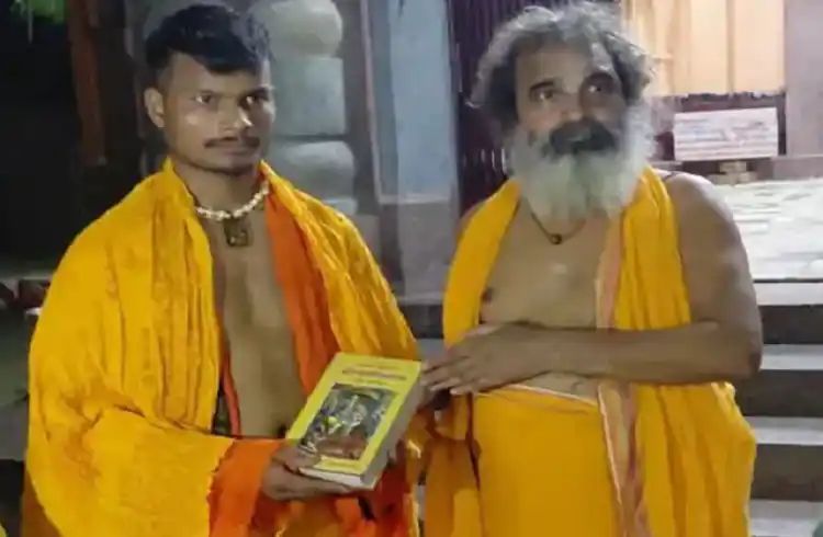 ಅಯೋಧ್ಯೆಯಲ್ಲಿ ಹಿಂದೂ ಧರ್ಮ ಸ್ವೀಕರಿಸಿದ ಮುಸ್ಲಿಂ ಯುವಕ 