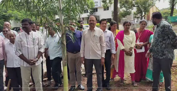 ಪಿಡಬ್ಲ್ಯೂಡಿ ಇಲಾಖೆಯವರಿಂದ ಪರಿಸರ ದಿನದಂದು ಸಸಿ ನಡುವ ಮೂಲಕ ಪರಿಸರ ದಿನಾಚರಣೆ ಆಚರಿಸಲಾಯಿತು