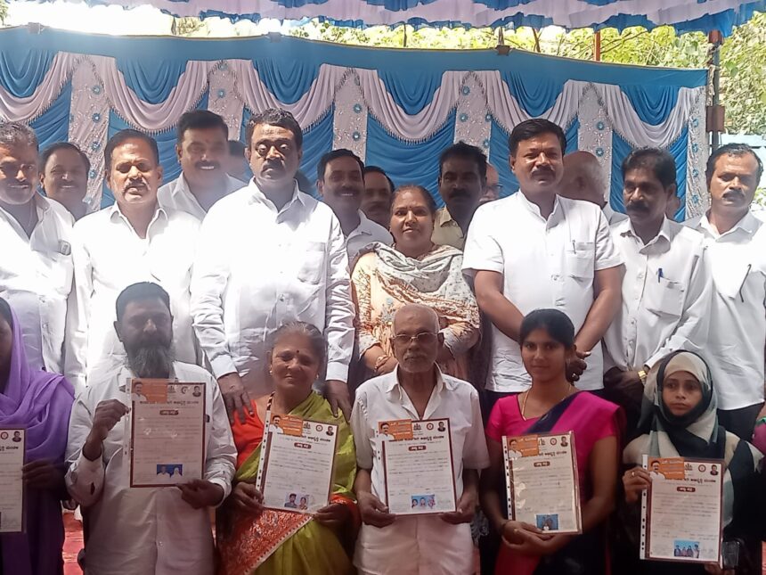 ಹೆಗ್ಗನಹಳ್ಳಿ ವಾರ್ಡಿನಲ್ಲಿ ಸ್ಲಂ ಬೋರ್ಡ್ ವತಿಯಿಂದ ಹಕ್ಕು ಪ್ರಮಾಣ ಪತ್ರ ವಿತರಿಸಿದ : ಶಾಸಕ ಎಸ್ ಮುನಿರಾಜು” ಹೆಗ್ಗನಹಳ್ಳಿ ವಾರ್ಡಿನಲ್ಲಿ ಸ್ಲಂ ಬೋರ್ಡ್ ವತಿಯಿಂದ ಹಕ್ಕು ಪ್ರಮಾಣ ಪತ್ರ ವಿತರಿಸಿದ : ಶಾಸಕ ಎಸ್ ಮುನಿರಾಜು”