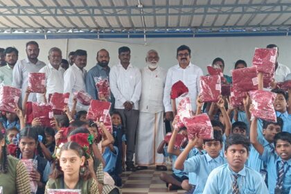 ಸರ್ಕಾರಿ ಹಿರಿಯ ಪ್ರಾಥಮಿಕ ಶಾಲೆ ಮಕ್ಕಳಿಗೆ ಸ್ವೇಟರ್ ವಿತರಣೆ ಮಾಡಿದ ಬಿಜೆಪಿ ರಾಜ್ಯ ಉಪಾಧ್ಯಕ್ಷ ಎನ್ ಮಹೇಶ್