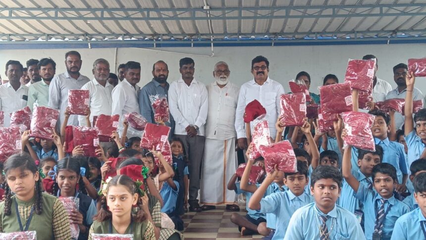 ಸರ್ಕಾರಿ ಹಿರಿಯ ಪ್ರಾಥಮಿಕ ಶಾಲೆ ಮಕ್ಕಳಿಗೆ ಸ್ವೇಟರ್ ವಿತರಣೆ ಮಾಡಿದ ಬಿಜೆಪಿ ರಾಜ್ಯ ಉಪಾಧ್ಯಕ್ಷ ಎನ್ ಮಹೇಶ್