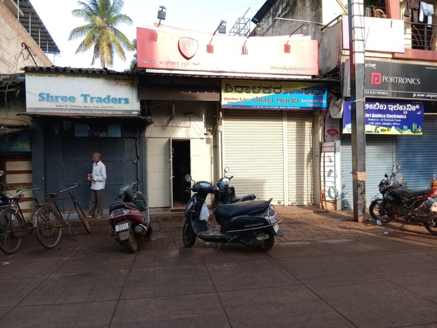 ಸರ್ಕಾರದ ನಿಯಮಗಳನ್ನು ಗಾಳಿಗೆ ತೂರಿ ಮನಬಂದಂತೆ ವೈನ್ ಶಾಪ್ ಓಪನ್ ಸರ್ಕಾರದ ನಿಯಮಗಳನ್ನು ಗಾಳಿಗೆ ತೂರಿ ಮನಬಂದಂತೆ ವೈನ್ ಶಾಪ್ ಓಪನ್