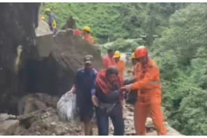 ಕೇದಾರನಾಥ ಮಾರ್ಗದಲ್ಲಿ ಭೀಕರ ಭೂಕುಸಿತ: ಸಂಚಾರ ಸ್ಥಗಿತ ರಸ್ತೆ ಮಾರ್ಗ ಸಂಪೂರ್ಣ ಬಂದ್‌