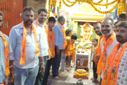  ಆರ್ ಎಂ ಸಿ ಯಾರ್ಡಿನ ಶ್ರೀ ವೀರ ಆಂಜನೇಯ ಸ್ವಾಮಿ ದೇವಸ್ಥಾನದಲ್ಲಿ ಹನುಮಾನಚಾಲಿ ಮಂತ್ರ ಪಠಣ