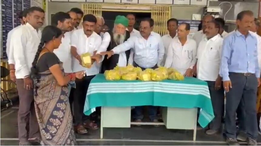 ರೋಗಿಗಳಿಗೆ ಹಣ್ಣು ಹಂಪಲು ವಿತರಣೆ ಮಾಡುವುದರ ಮೂಲಕ ಹುಟ್ಟು ಹಬ್ಬ ಆಚರಣೆ ರೋಗಿಗಳಿಗೆ ಹಣ್ಣು ಹಂಪಲು ವಿತರಣೆ ಮಾಡುವುದರ ಮೂಲಕ ಹುಟ್ಟು ಹಬ್ಬ ಆಚರಣೆ