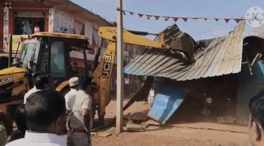 ಬೆಳಂ ಬೆಳಗ್ಗೆ ಜೆಸಿಬಿ ಘರ್ಜನೆ,ಅನಧಿಕೃತ ಅಂಗಡಿ ತೆರವು ಬೆಳಂ ಬೆಳಗ್ಗೆ ಜೆಸಿಬಿ ಘರ್ಜನೆ,ಅನಧಿಕೃತ ಅಂಗಡಿ ತೆರವು