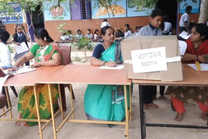 ಮೇಘನಾ ಆಂಗ್ಲ ಮಾಧ್ಯಮ ಶಾಲೆಯಲ್ಲಿ ಮತ ಚಲಾಯಿಸಿದ ವಿದ್ಯಾರ್ಥಿಗಳು