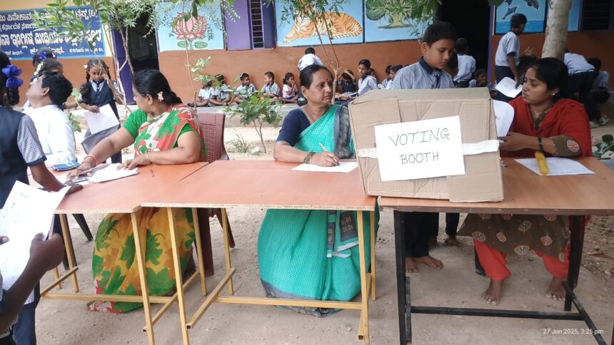 ಮೇಘನಾ ಆಂಗ್ಲ ಮಾಧ್ಯಮ ಶಾಲೆಯಲ್ಲಿ ಮತ ಚಲಾಯಿಸಿದ ವಿದ್ಯಾರ್ಥಿಗಳು ಮೇಘನಾ ಆಂಗ್ಲ ಮಾಧ್ಯಮ ಶಾಲೆಯಲ್ಲಿ ಮತ ಚಲಾಯಿಸಿದ ವಿದ್ಯಾರ್ಥಿಗಳು