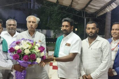 ರೈತರಿಂದ ಸಭಾಪತಿ ಬಸವರಾಜ ಹೊರಟ್ಟಿಯವಗೆ ಸನ್ಮಾನ