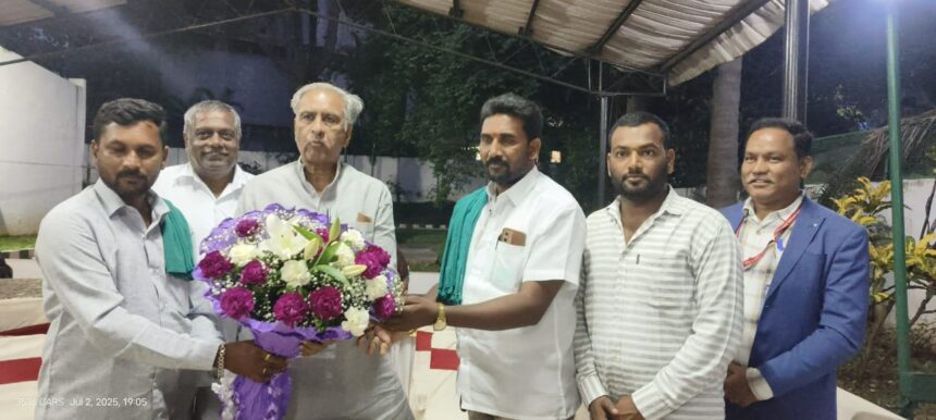 ರೈತರಿಂದ ಸಭಾಪತಿ ಬಸವರಾಜ ಹೊರಟ್ಟಿಯವಗೆ ಸನ್ಮಾನ