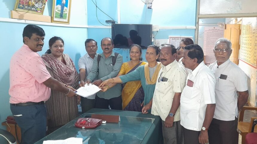 ಪಿಒಪಿ ತಯಾರಿಕಾ ಘಟಕ ನಿಲ್ಲಿಸಿ ನಮ್ಮ ಆರೋಗ್ಯ ಕಾಪಾಡಿ : ಪಪಂಗೆ ಸರಸ್ವತಿಪುರಂ ನಾಗರೀಕರ ಮನವಿ ಪಿಒಪಿ ತಯಾರಿಕಾ ಘಟಕ ನಿಲ್ಲಿಸಿ ನಮ್ಮ ಆರೋಗ್ಯ ಕಾಪಾಡಿ : ಪಪಂಗೆ ಸರಸ್ವತಿಪುರಂ ನಾಗರೀಕರ ಮನವಿ