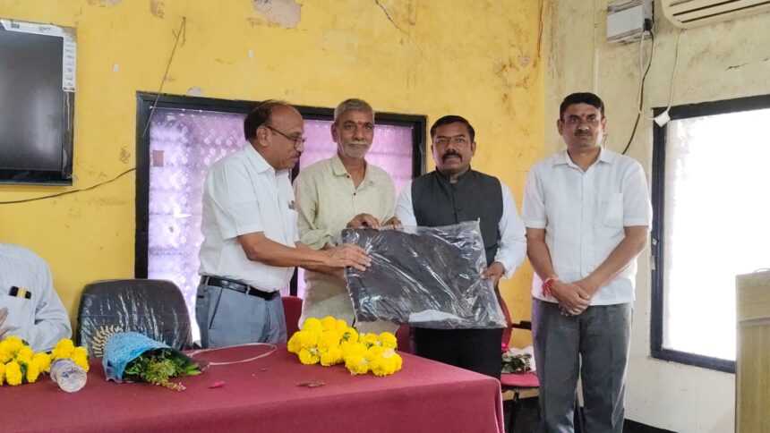 ಅಲ್ಲಮ್ಮ ಪ್ರಭು ಅನ್ನದಾನ ಸಮಿತಿಯಿಂದ ಮಾದ್ಯಮ ಮಿತ್ರರಿಗೆ ಮಳೇ ಸುರಕ್ಷತಾ ಕವಚ ವಿತರಣೆ.