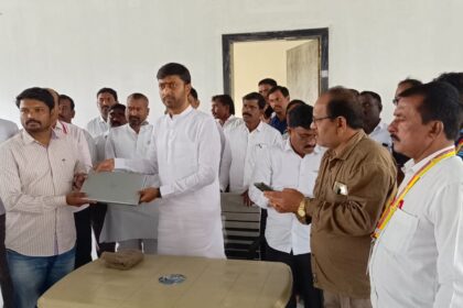 ಮೊದಲನೇ ಹಂತದಲ್ಲಿ ಕಂದಾಯ ಇಲಾಖೆಯ ಗ್ರಾಮ ಲೆಕ್ಕಧಿಕಾರಿಗಳಿಗೆ ಶಾಸಕರಿಂದ ಲ್ಯಾಪ್‌ಟಾಪ್ ವಿತರಣೆ