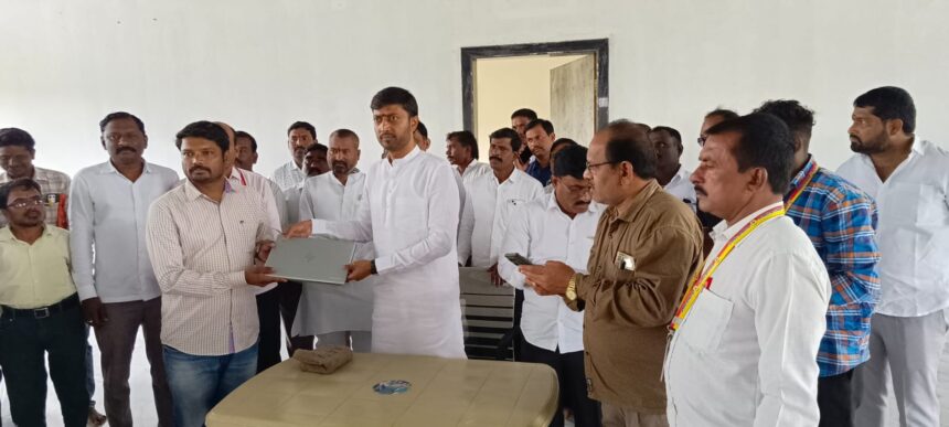 ಮೊದಲನೇ ಹಂತದಲ್ಲಿ ಕಂದಾಯ ಇಲಾಖೆಯ ಗ್ರಾಮ ಲೆಕ್ಕಧಿಕಾರಿಗಳಿಗೆ ಶಾಸಕರಿಂದ ಲ್ಯಾಪ್‌ಟಾಪ್ ವಿತರಣೆ