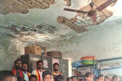 ಕಾಳೆಬೆಳಗುಂದಿ ಸರಕಾರಿ ಹಿರಿಯ ಪ್ರಾಥಮಿಕ ಶಾಲೆಯಲ್ಲಿ ಮೇಲ್ಚಾವಣಿ ಶಿಥಿಲ್ಗೊಂಡಿರುತ್ತದೆ ಶರಣು ಆಗ್ರಹ