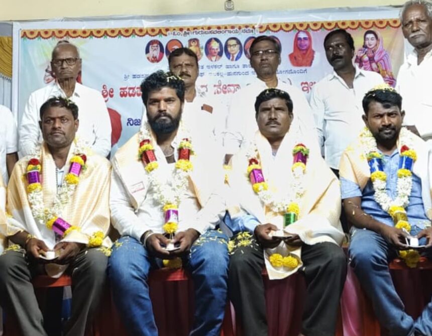 ಸಮಾಜ ಸೇವೆ ಕಾರ್ಯ ಮೆಚ್ಚಿ ಹಡಪದ ಅಪ್ಪಣ್ಣ ಸಮಾಜದ ಗಣ್ಯರಿಗೆ ಸನ್ಮಾನ ಸಮಾಜ ಸೇವೆ ಕಾರ್ಯ ಮೆಚ್ಚಿ ಹಡಪದ ಅಪ್ಪಣ್ಣ ಸಮಾಜದ ಗಣ್ಯರಿಗೆ ಸನ್ಮಾನ