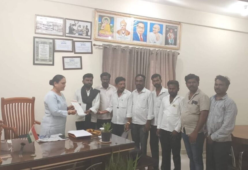 ಸೈದಾಪುರ ರೈಲ್ವೆ ಗೇಟ್ ಹತ್ತಿರ ಮುಖ್ಯ ರಸ್ತೆಯಲ್ಲಿ ಬಾರ್ ಮತ್ತು ರೆಸ್ಟೋರೆಂಟ್ಗೆ ಅನುಮತಿ ನೀಡದಂತೆ ಮನವಿ ಸೈದಾಪುರ ರೈಲ್ವೆ ಗೇಟ್ ಹತ್ತಿರ ಮುಖ್ಯ ರಸ್ತೆಯಲ್ಲಿ ಬಾರ್ ಮತ್ತು ರೆಸ್ಟೋರೆಂಟ್ಗೆ ಅನುಮತಿ ನೀಡದಂತೆ ಮನವಿ