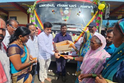 ಶಕ್ತಿ ಯೋಜನೆಯಡಿ 500 ಕೋಟಿ ಪ್ರಯಾಣಿಕರ ಪ್ರಯಾಣ : ಗೋಕಾಕದಲ್ಲಿ ಸಿಹಿ ಹಂಚಿದ ಡಾ: ಕಡಾಡಿ