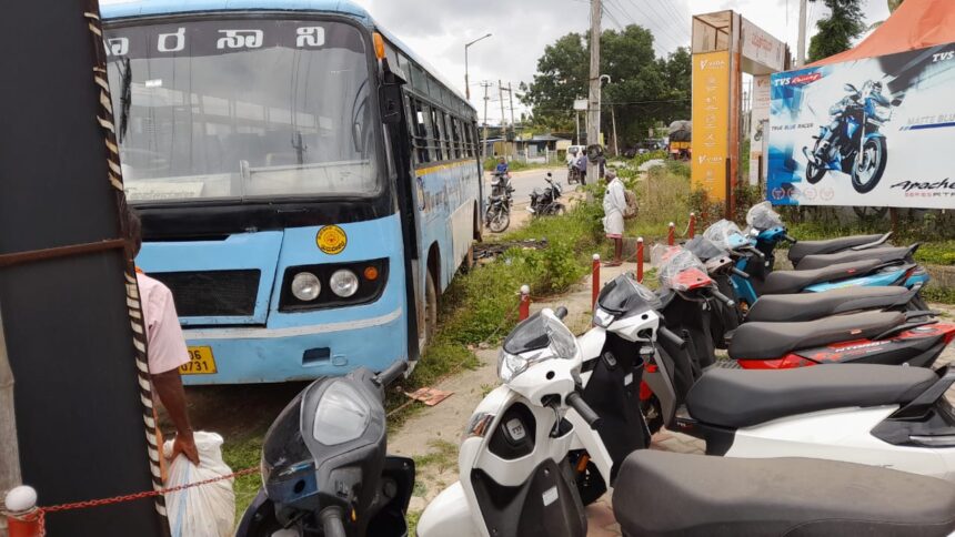 ಬ್ರೇಕ್ ವ್ಯಾಕ್ಯೂಮ್ ಖಾಲಿ, ನಿಯಂತ್ರಣ ತಪ್ಪಿದ ಬಸ್ : ತಪ್ಪಿದ ಭಾರೀ ಅನಾಹುತ, ಪ್ರಯಾಣಿಕರ ಆಕ್ರೋಶ ಬ್ರೇಕ್ ವ್ಯಾಕ್ಯೂಮ್ ಖಾಲಿ, ನಿಯಂತ್ರಣ ತಪ್ಪಿದ ಬಸ್ : ತಪ್ಪಿದ ಭಾರೀ ಅನಾಹುತ, ಪ್ರಯಾಣಿಕರ ಆಕ್ರೋಶ