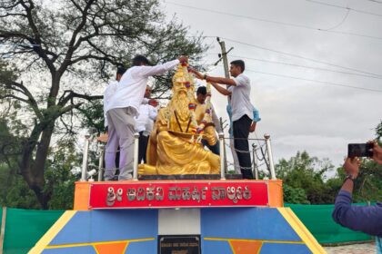 ನೇಗಿನಾಳ ಗ್ರಾಮದಲ್ಲಿ ಶ್ರೀ ಆದಿಕವಿ ಮಹರ್ಷಿ ವಾಲ್ಮೀಕಿ ಮೂರ್ತಿಗೆ ಪುಷ್ಪ ಸಲ್ಲಿಸಿದ ರಾಹುಲ್ ಜಾರಕಿಹೊಳಿ