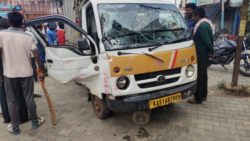 ಸಾರಿಗೆ ಬಸ್ಸಿಗೆ ಟಾಟಾ ಏಸ್ ವಾಹನ ಢಿಕ್ಕಿ, ತಪ್ಪಿದ ಅನಾಹುತ, ಠಾಣೆಯಲ್ಲಿ ಪ್ರಕರಣ ದಾಖಲು ಸಾರಿಗೆ ಬಸ್ಸಿಗೆ ಟಾಟಾ ಏಸ್ ವಾಹನ ಢಿಕ್ಕಿ, ತಪ್ಪಿದ ಅನಾಹುತ, ಠಾಣೆಯಲ್ಲಿ ಪ್ರಕರಣ ದಾಖಲು