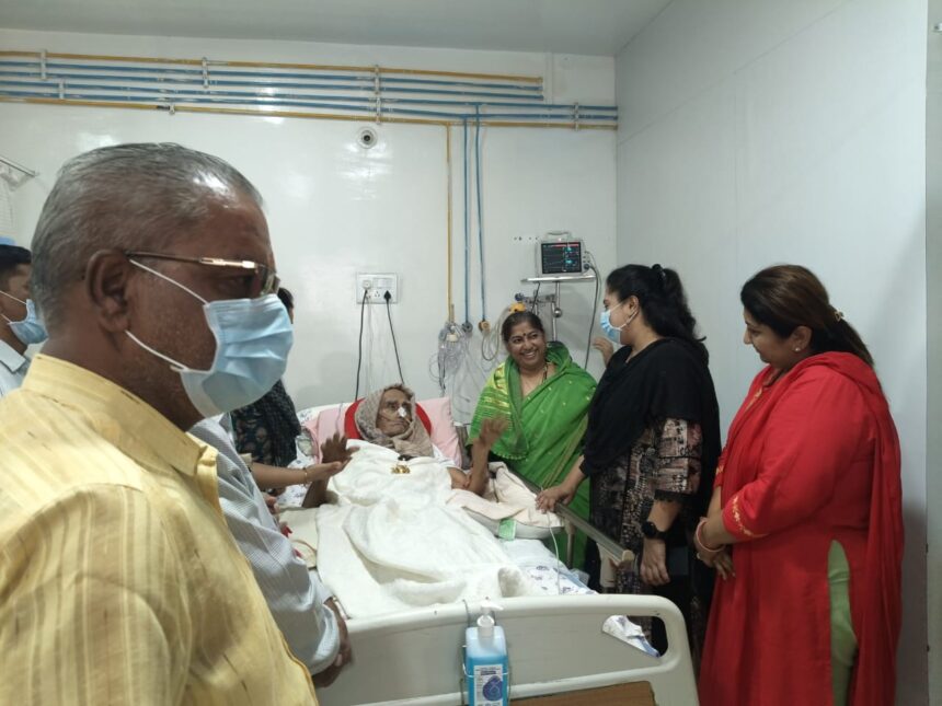 ಶ್ರೀಗಳ ಆರೋಗ್ಯ ವಿಚಾರಿಸಿದ ಜಿಲ್ಲಾಧಿಕಾರಿ ಬಿ. ತರನ್ನುಮ್ ಶ್ರೀಗಳ ಆರೋಗ್ಯ ವಿಚಾರಿಸಿದ ಜಿಲ್ಲಾಧಿಕಾರಿ ಬಿ. ತರನ್ನುಮ್