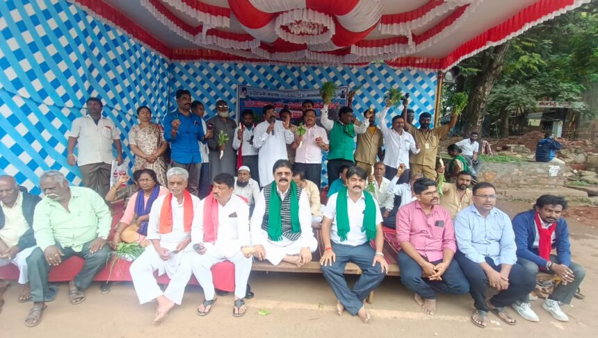 ಜೋಶಿ ಕಚೇರಿ ಎದುರು ಅನಿರ್ದಿಷ್ಠಾವಧಿ ಧರಣಿ ಆರಂಭ ಜೋಶಿ ಕಚೇರಿ ಎದುರು ಅನಿರ್ದಿಷ್ಠಾವಧಿ ಧರಣಿ ಆರಂಭ