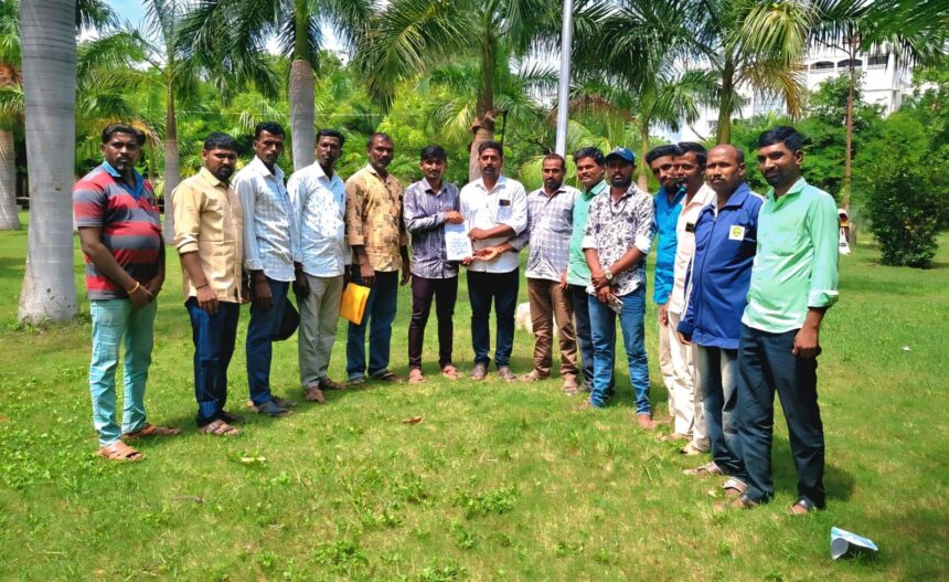 ಕರ್ನಾಟಕ ಬೆಳೆ ಸಮೀಕ್ಷೆದಾರರ ಸಂಘಟನೆಯಿಂದ ಅಧ್ಯಕ್ಷರು ಮತ್ತು ಉಪಾಧ್ಯಕ್ಷರ ನೇಮಕ ಕರ್ನಾಟಕ ಬೆಳೆ ಸಮೀಕ್ಷೆದಾರರ ಸಂಘಟನೆಯಿಂದ ಅಧ್ಯಕ್ಷರು ಮತ್ತು ಉಪಾಧ್ಯಕ್ಷರ ನೇಮಕ