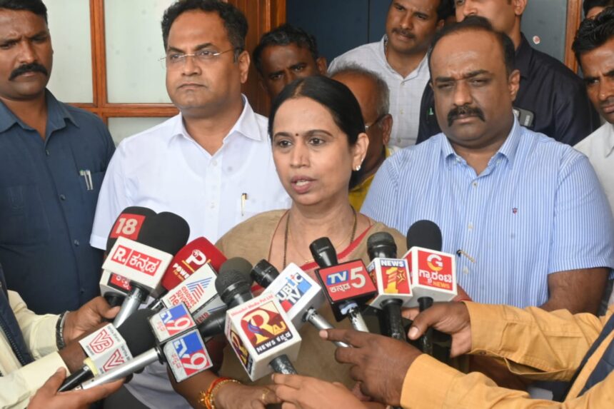  ಮಹಿಳೆಯರನ್ನು ನಿಂದಿಸುವುದೇ ಬಿಜೆಪಿಗರ ಕೆಲಸ: ಎಂಎಲ್ಸಿ ರವಿ ಕುಮಾರ್ ವಿರುದ್ಧ ಸಚಿವೆ ಲಕ್ಷ್ಮೀ ಹೆಬ್ಬಾಳಕರ್ ವಾಗ್ದಾಳಿ