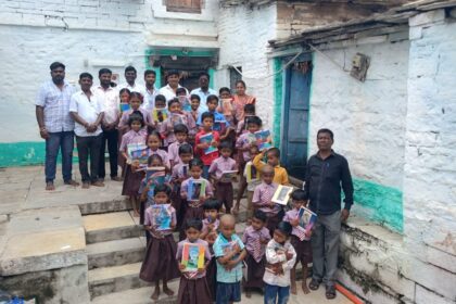 ಶಾಲಾ ಮಕ್ಕಳಿಗೆ ನೋಟ್ ಬುಕ್ ಮತ್ತು ಪೆನ್ನು ವಿತರಣೆ 