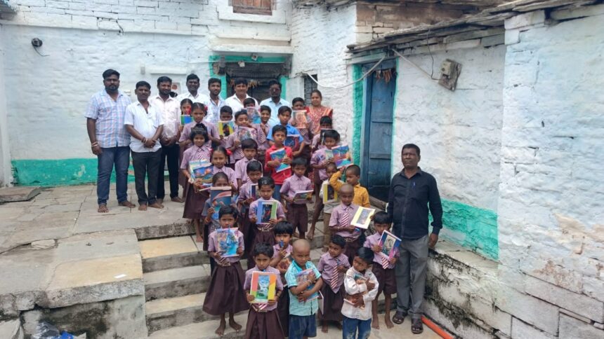 ಶಾಲಾ ಮಕ್ಕಳಿಗೆ ನೋಟ್ ಬುಕ್ ಮತ್ತು ಪೆನ್ನು ವಿತರಣೆ ಶಾಲಾ ಮಕ್ಕಳಿಗೆ ನೋಟ್ ಬುಕ್ ಮತ್ತು ಪೆನ್ನು ವಿತರಣೆ