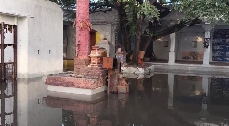 ಕಂಪ್ಲಿ ಸೇತುವೆ ಮುಳುಗಡೆ ಭೀತಿ, ಬಳ್ಳಾರಿ – ಕೊಪ್ಪಳ ನೇರ ಸಂಪರ್ಕ ಸ್ಥಗಿತ ಕಂಪ್ಲಿ ಸೇತುವೆ ಮುಳುಗಡೆ ಭೀತಿ, ಬಳ್ಳಾರಿ – ಕೊಪ್ಪಳ ನೇರ ಸಂಪರ್ಕ ಸ್ಥಗಿತ